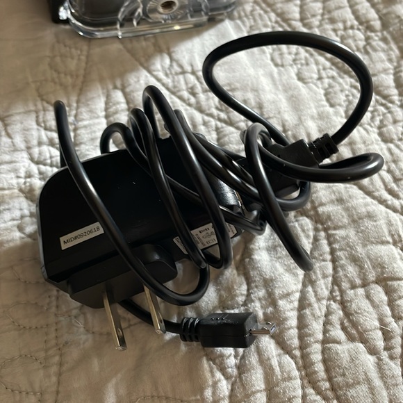 Vivitar DVR 786HD and accessories - Picture 3 of 4